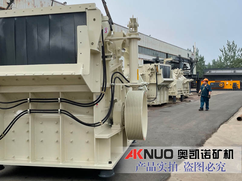 1520歐版反擊式破碎機(jī)液壓升降裝置,方便進(jìn)行維修和日常保養(yǎng) 1520歐版反擊式破碎機(jī)液壓升降裝置,方便進(jìn)行維修和日常保養(yǎng)